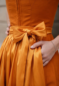 Dirndl Jaipure Orange Schuerze Detail 2