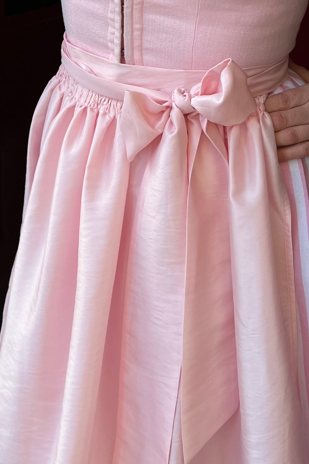 Dirndl Schuerze Rosa Detail