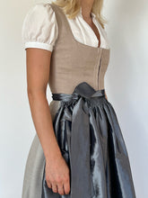 Load image into Gallery viewer, Dirndl Valentina Detail
