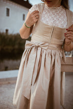 Laden Sie das Bild in den Galerie-Viewer, Dirndl Samt Leonie Ecrue Detail
